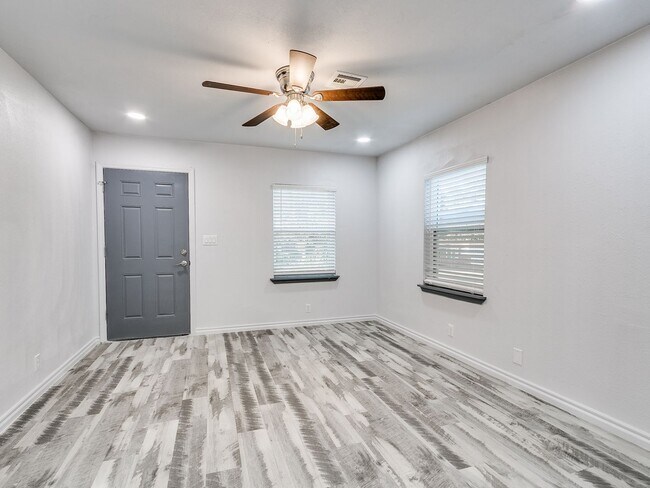 Foto del edificio - Freshly Renovated | 3 Bed | 2 Bath | Large...