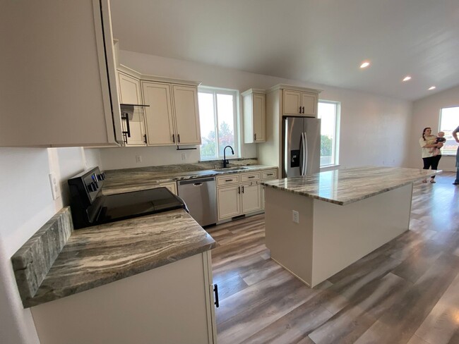 Foto del edificio - Nearly new 2 bedroom with garage
