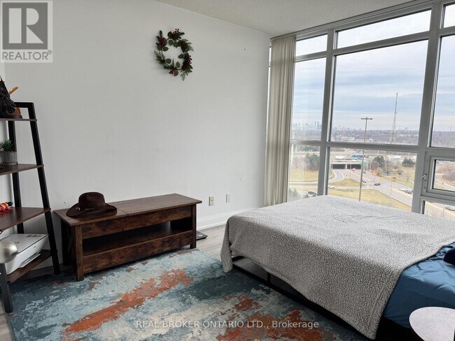 Photo du bâtiment - 28 Harrison Garden Blvd