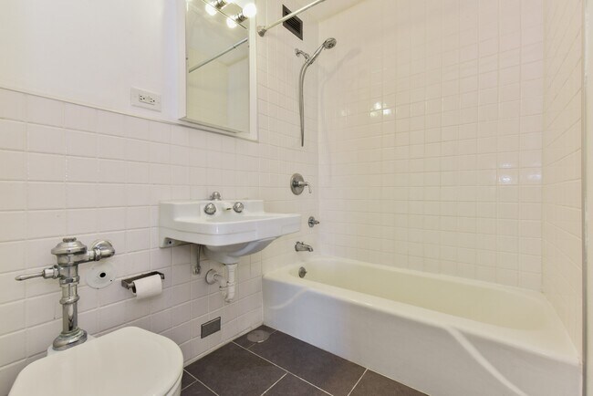 Building Photo - 1450 E 55th Pl