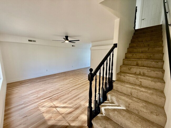 Foto del edificio - Remodeled 3-BR Lexington Townhome - End Unit