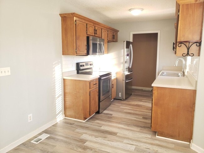 Foto del edificio - Close to Post! No Carpet! Lovely 3 Bed/2 Bath fenced in backyard!