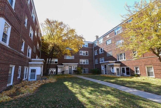 Building Photo - 2723 W Berwyn Ave