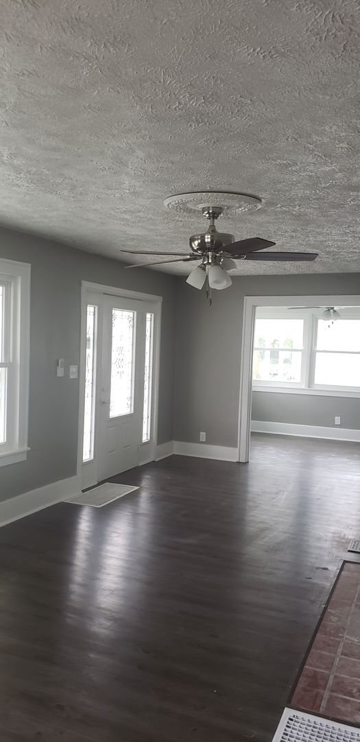 Building Photo - 5 bedroom 3 bath home