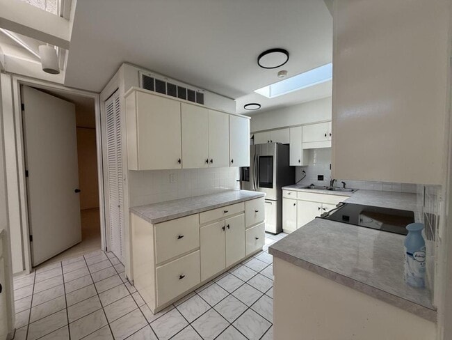 Building Photo - 575 Belvedere Dr