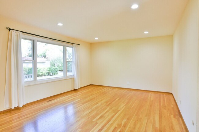Building Photo - Beautiful Remodeled 3 Bedroom 2.5 Bath Cup...