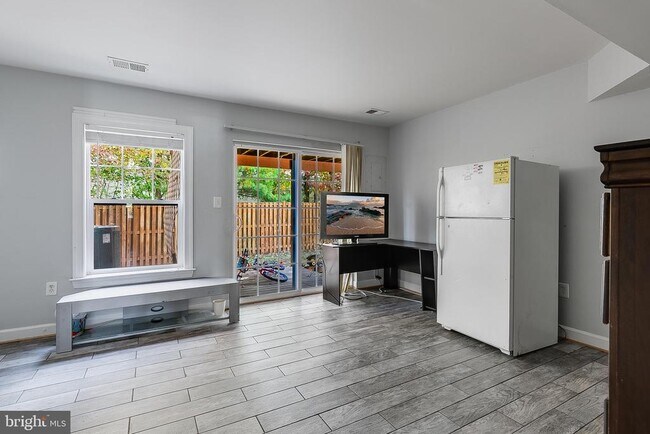 Foto del edificio - 8265 Glade Bank Dr