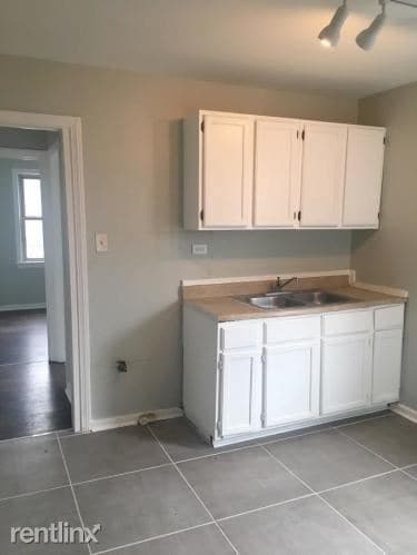 Building Photo - 2 br, 1 bath Apartment - 7646 S Jeffery Ave