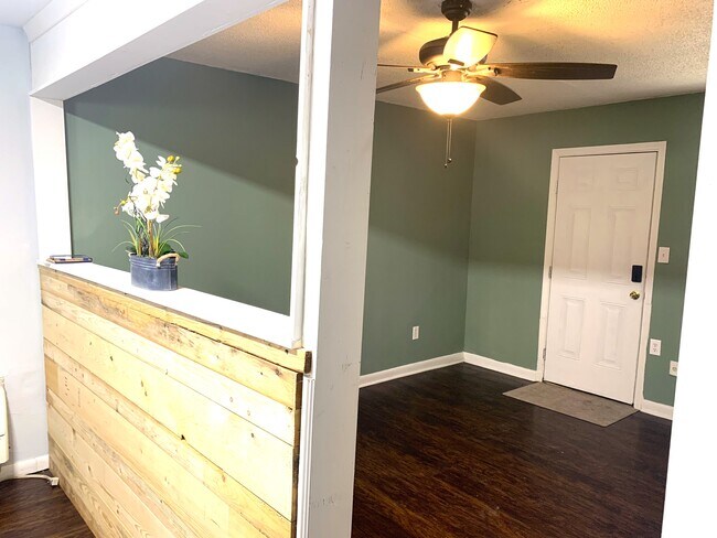 Foto del edificio - 1432 Happy Valley Rd