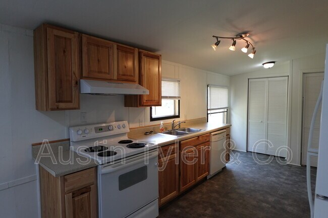 Building Photo - 1213 Dwellings St