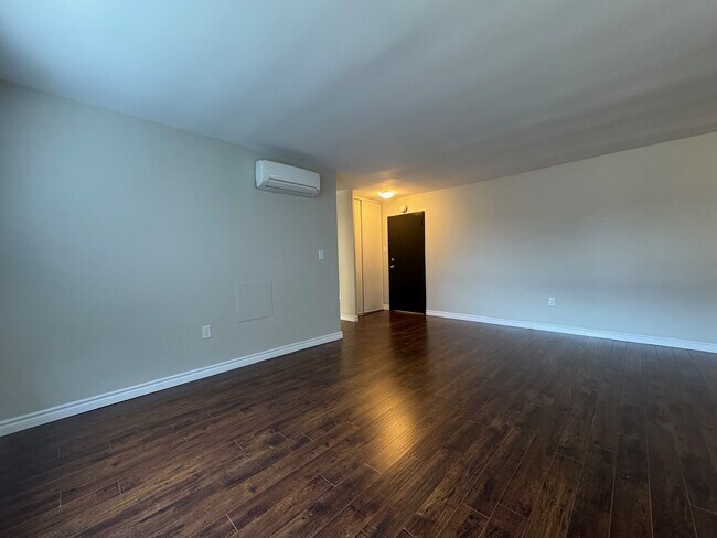 Photo du bâtiment - Recently Renovated 2 Bed 1 Bath Apartment!