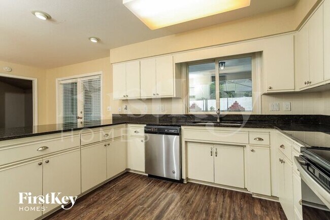 Foto del edificio - 4911 Stonecrest Dr