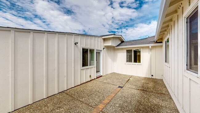 Building Photo - 2113 Dennis Ln