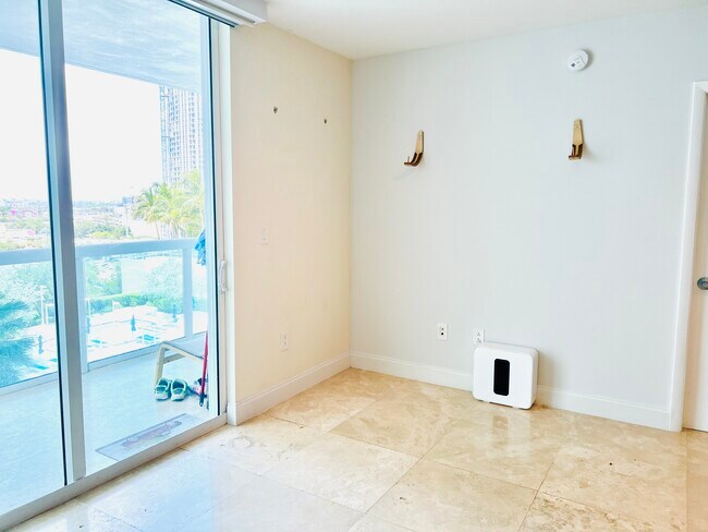 Balcón parte de la sala de estar - 1800 N Bayshore Dr