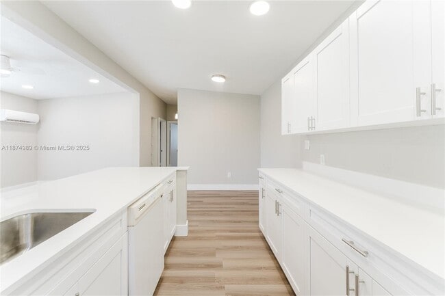 Building Photo - 1560 NE 42nd St