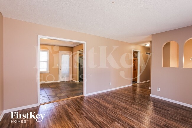 Foto del edificio - 3720 NE Antioch Rd