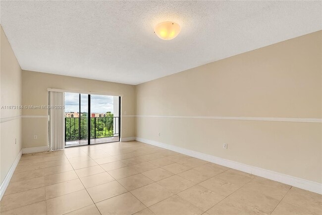 Building Photo - 9682 Fontainebleau Blvd