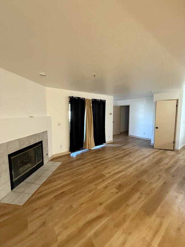 Building Photo - Gated Community with easy west bound 80 access