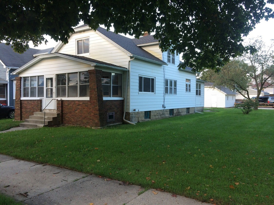 221 Garfield Ave SW, Grand Rapids, MI 49504 House for Rent in Grand