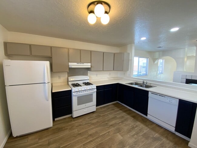 Building Photo - 3 Bedroom Single Story Home Available Near...