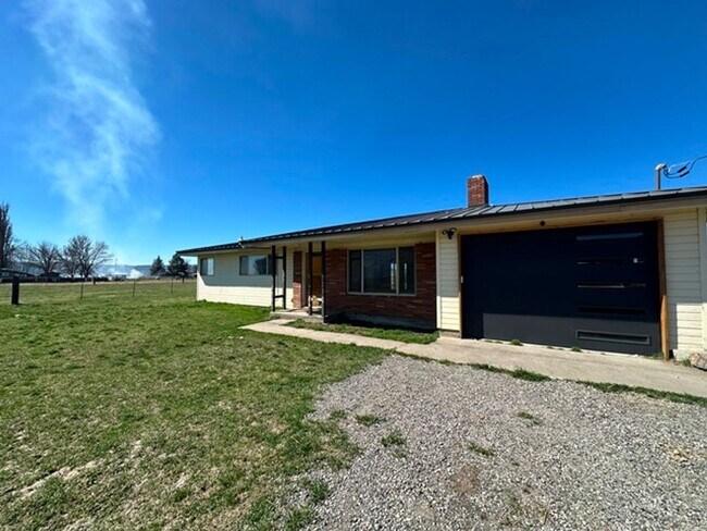Foto del edificio - Updated home in Henley School District