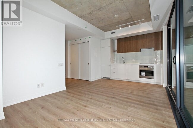 Building Photo - 161-2161 Roehampton Ave