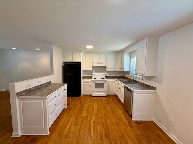 Foto del edificio - 218 Hickory Forest Rd