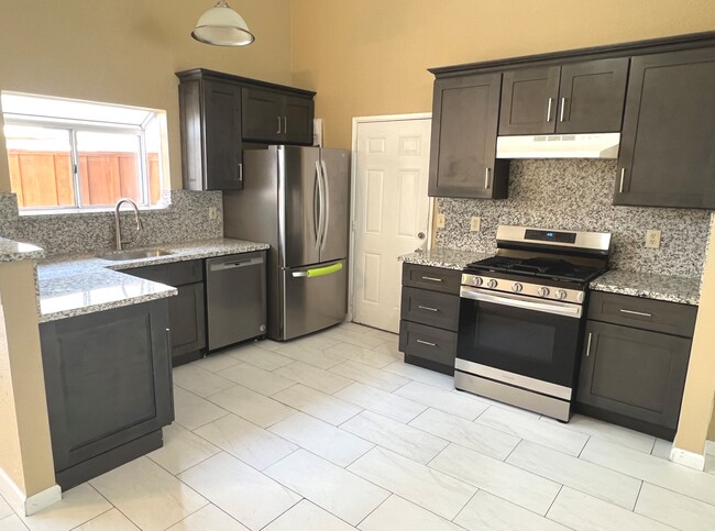 Foto del edificio - 5354 Meadow Wood Ln