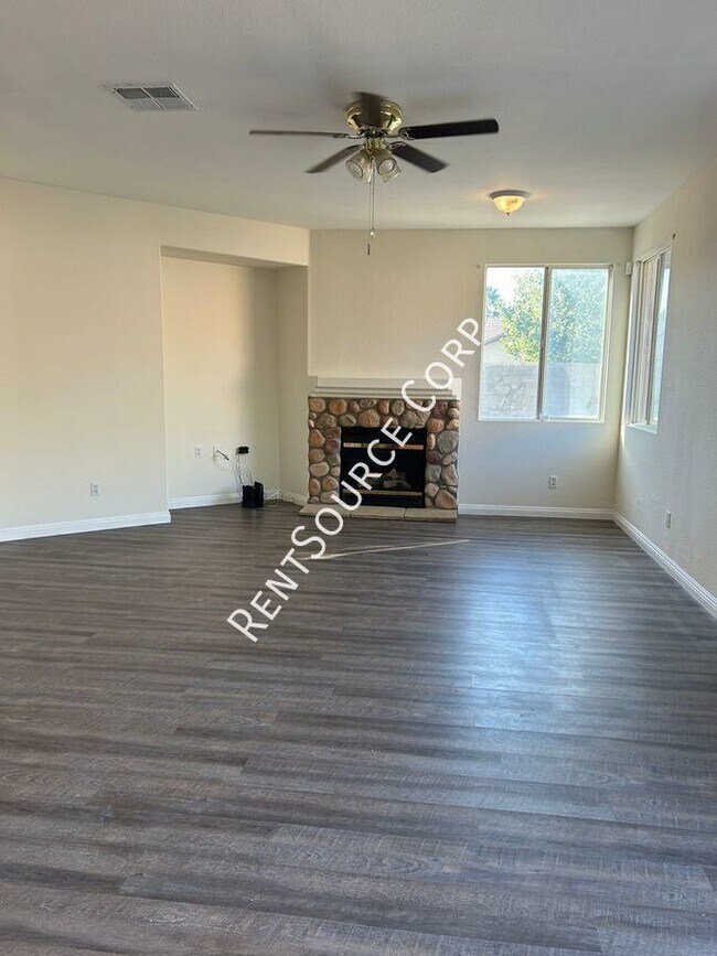 Building Photo - 4 bedroom, 2.5 bathroom home for rent in L...