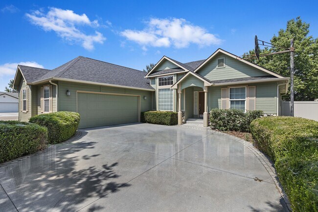 Foto del edificio - 7646 Cypress Ln