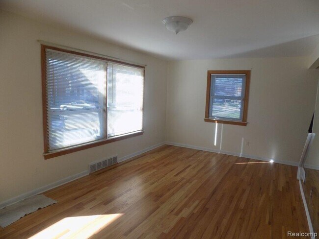 Building Photo - 6935 Town Ln