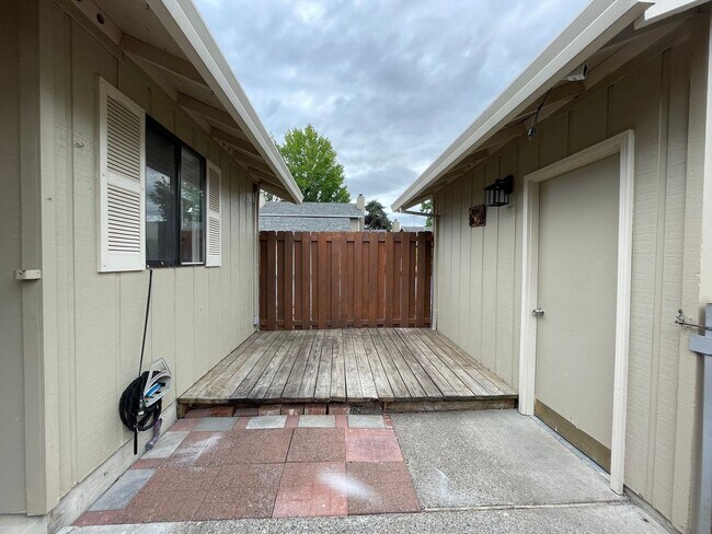 Foto del edificio - Charming 2 Bed, 1 Bath Ranch Condo in Hill...