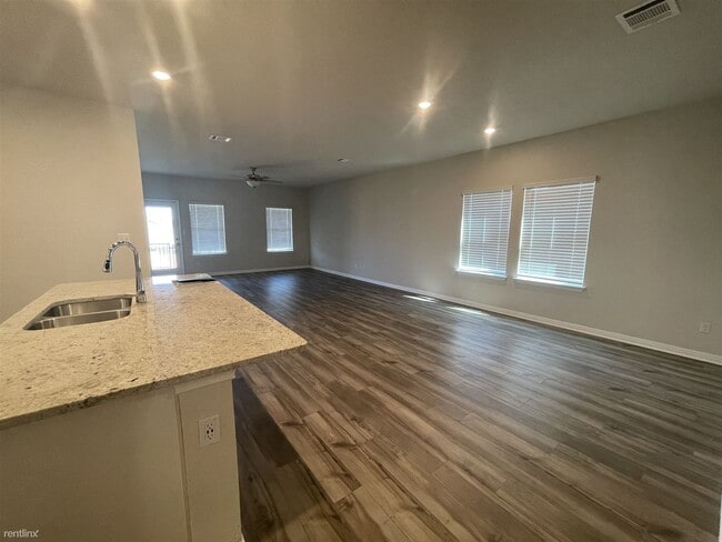 Building Photo - 5 br, 3 bath House - 1020 View Drive
