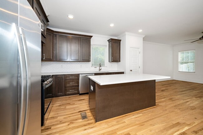 Foto del edificio - 1753 Crest Rd