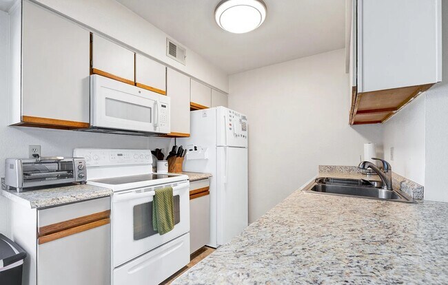 Building Photo - Elegant One-Bedroom with Modern Touches