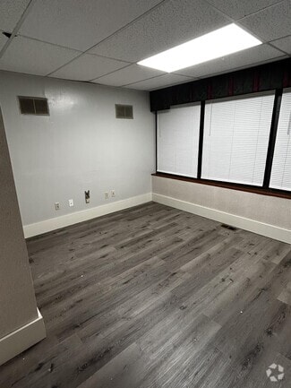 Building Photo - 313 S Hickory St