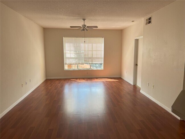 Foto del edificio - 5542 Metrowest Blvd