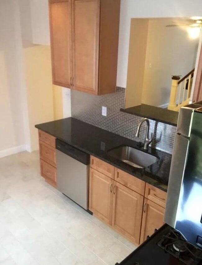 Building Photo - 305 Mifflin St