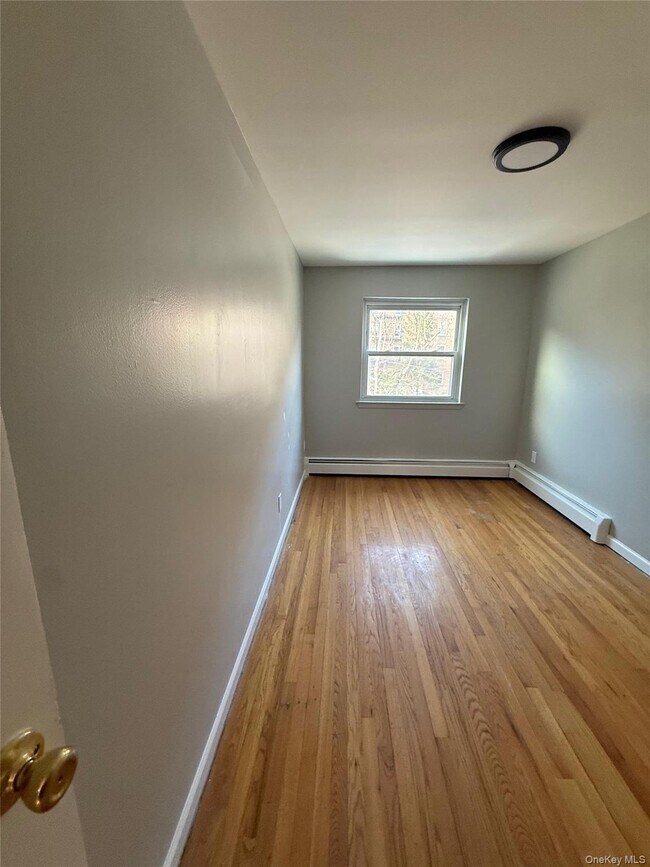 Foto del edificio - 5606 Riverdale Ave