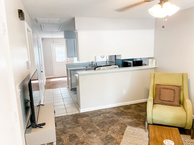Building Photo - Newly Updated Furnished 2 bed 1 bath
