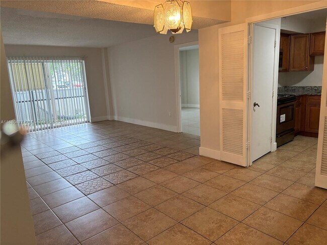 Building Photo - 4164 Inverrary Dr