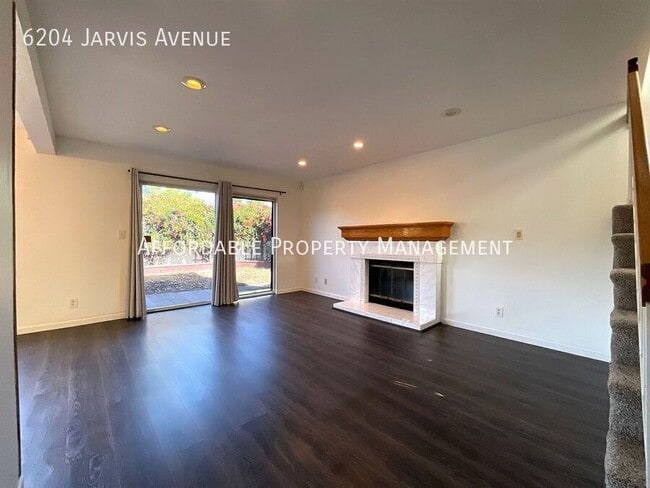 Foto del edificio - 6204 Jarvis Ave