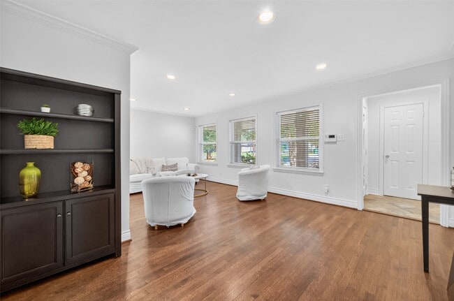 Building Photo - 5111 Creekbend Dr