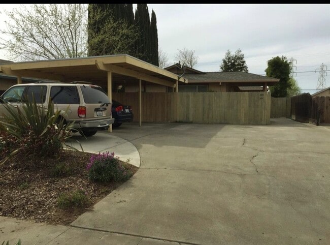 Building Photo - 325 N Lincoln Ave