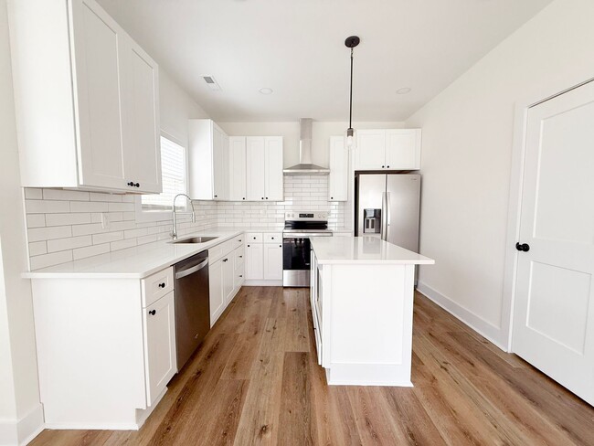 Building Photo - 3 Bedroom Home with 2 Car Garage and Resort Style Pool Access