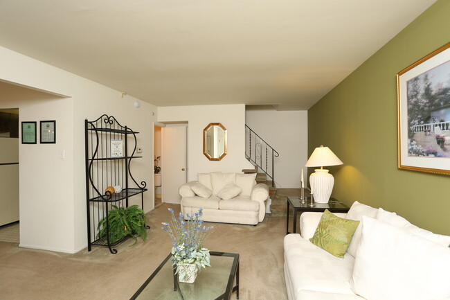 Living Room - Pennswood Apartments and Townhomes