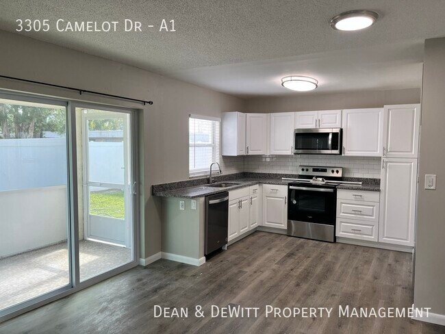 Foto del edificio - 3305 Camelot Dr