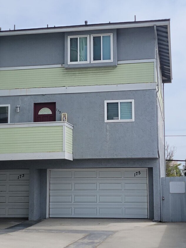 Primary Photo - 2 Bed, 1.5 Bath Condo, w/2-Car Garage, Nea...
