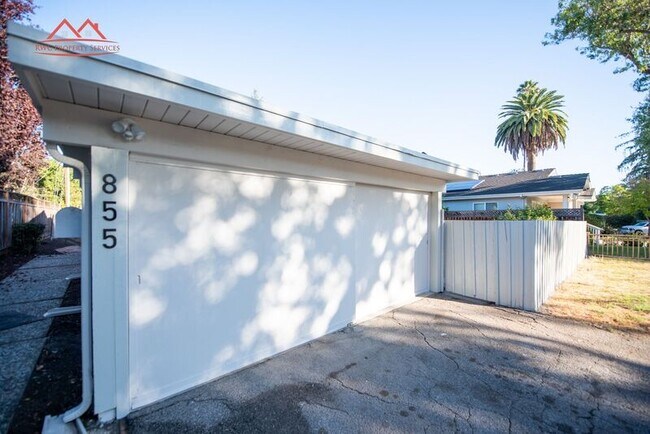 Foto del edificio - 855 Rorke Way