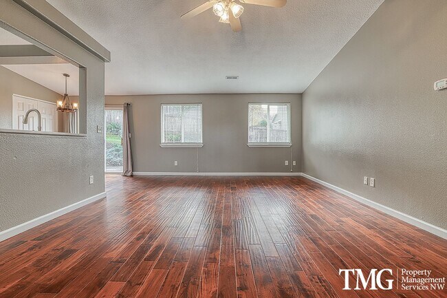 Building Photo - Pet Friendly 3 bed 2 bath Ranch House w/ L...